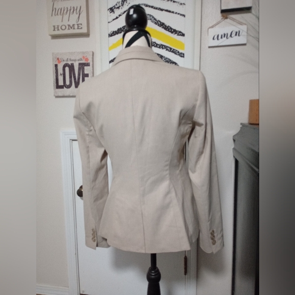 The Limited Collection ClassiBeige Blazer Size 4 Fully Lined Like New Condition - Picture 5 of 6